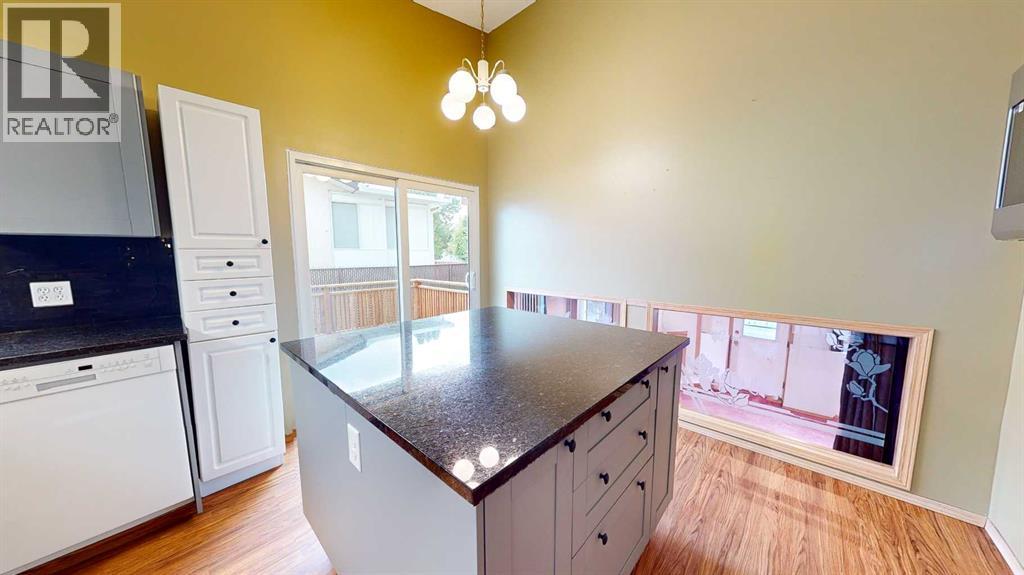 Single Family House 4 Level for Sale in  Buttercup Court SE Connaught Medicine Hat 