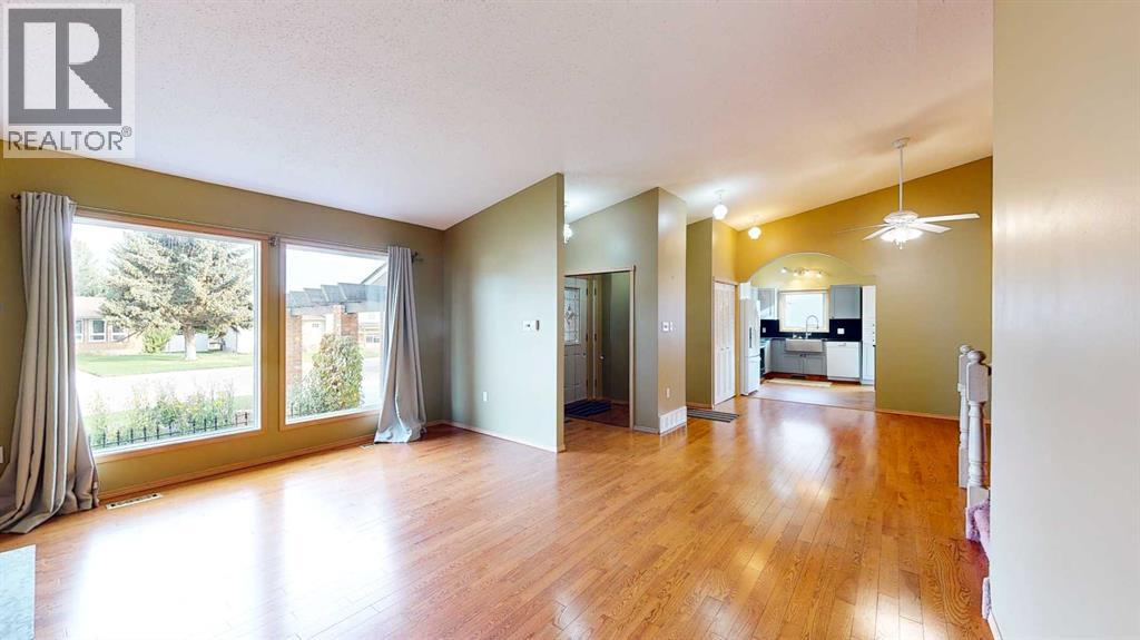 Single Family House 4 Level for Sale in  Buttercup Court SE Connaught Medicine Hat 