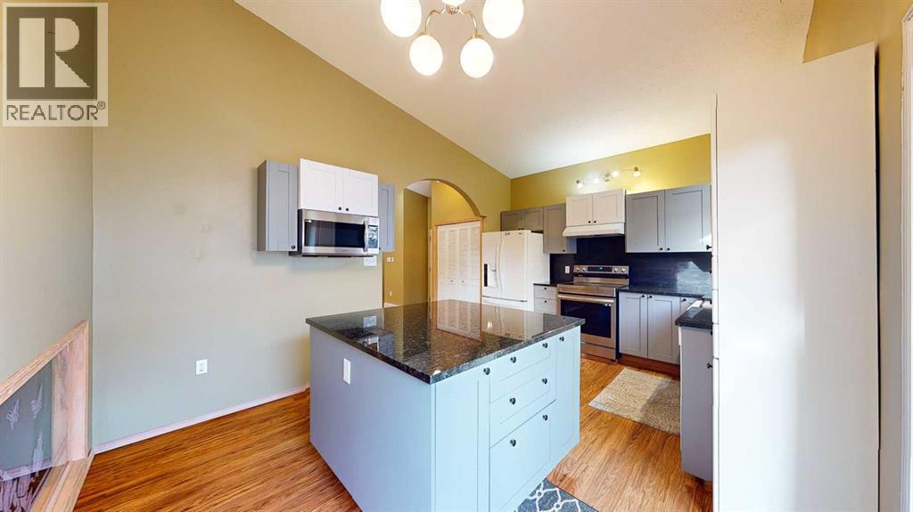 Single Family House 4 Level for Sale in  Buttercup Court SE Connaught Medicine Hat 