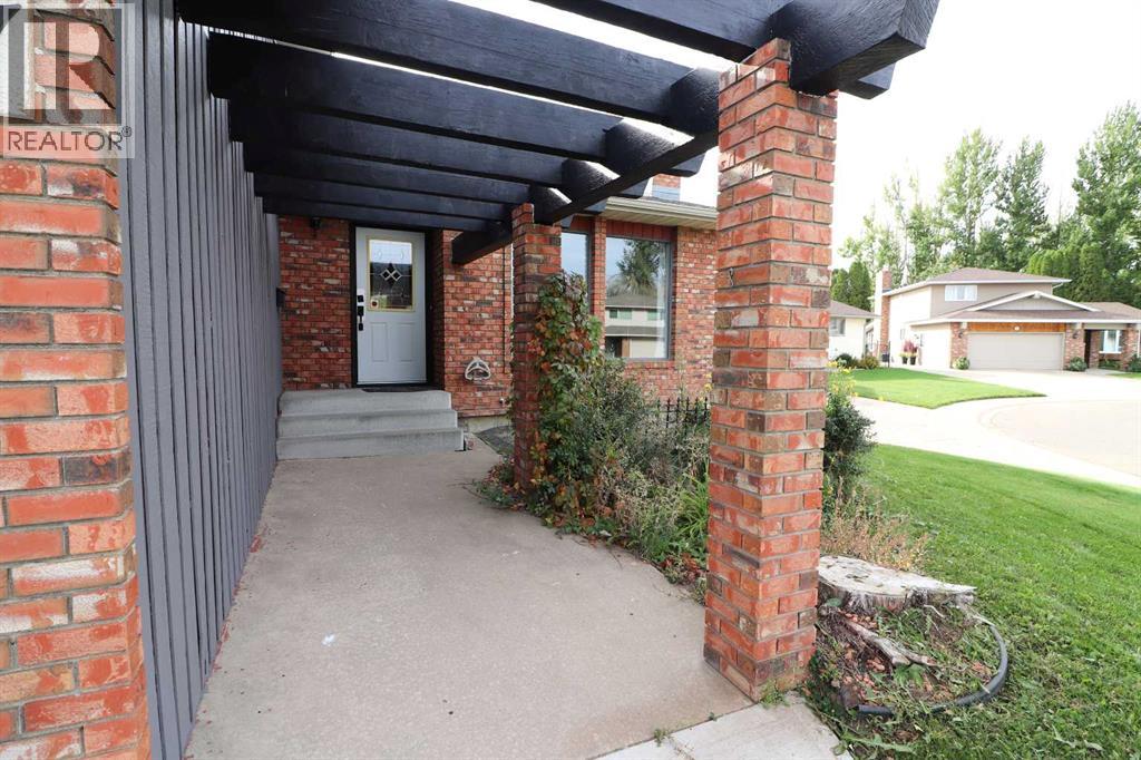 Single Family House 4 Level for Sale in  Buttercup Court SE Connaught Medicine Hat 