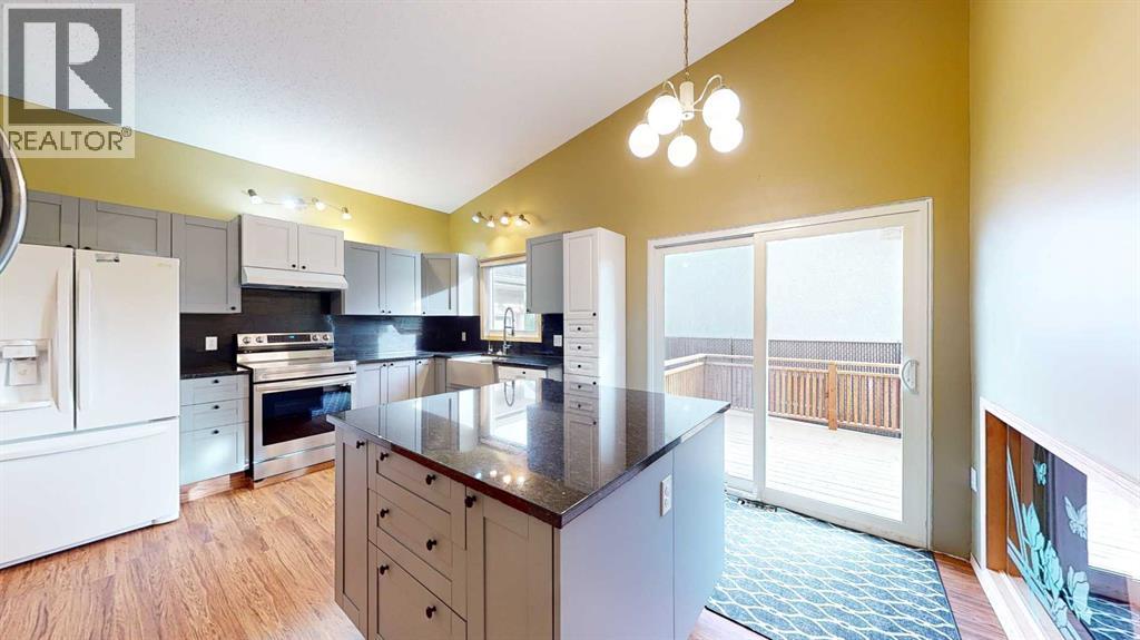 Single Family House 4 Level for Sale in  Buttercup Court SE Connaught Medicine Hat 