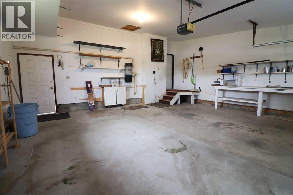 Single Family House 4 Level for Sale in  Buttercup Court SE Connaught Medicine Hat 