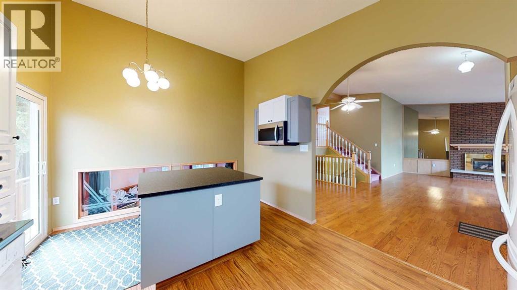 Single Family House 4 Level for Sale in  Buttercup Court SE Connaught Medicine Hat 