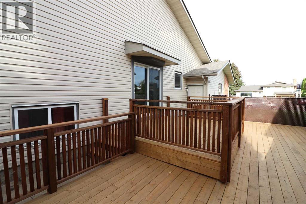 Single Family House 4 Level for Sale in  Buttercup Court SE Connaught Medicine Hat 