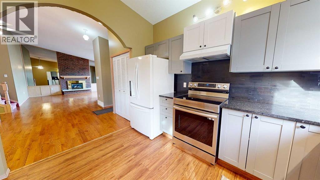 Single Family House 4 Level for Sale in  Buttercup Court SE Connaught Medicine Hat 