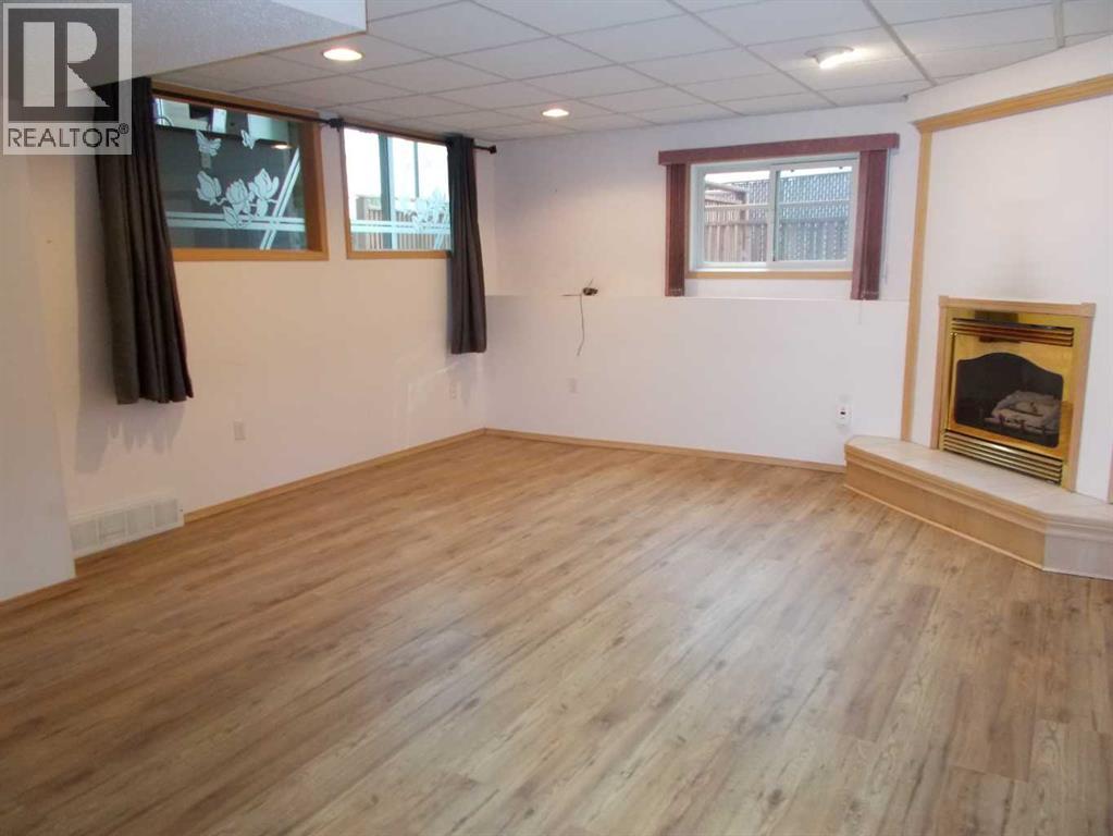 Single Family House 4 Level for Sale in  Buttercup Court SE Connaught Medicine Hat 