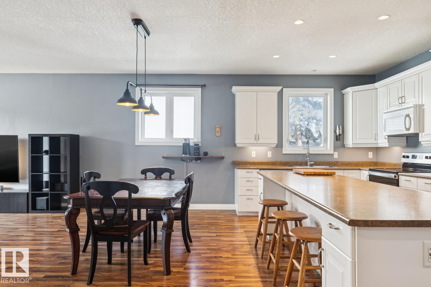 11118 72 AV NW - 10
