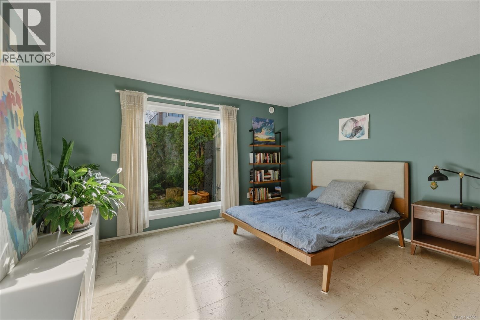 104 1166 Rockland Ave, Victoria