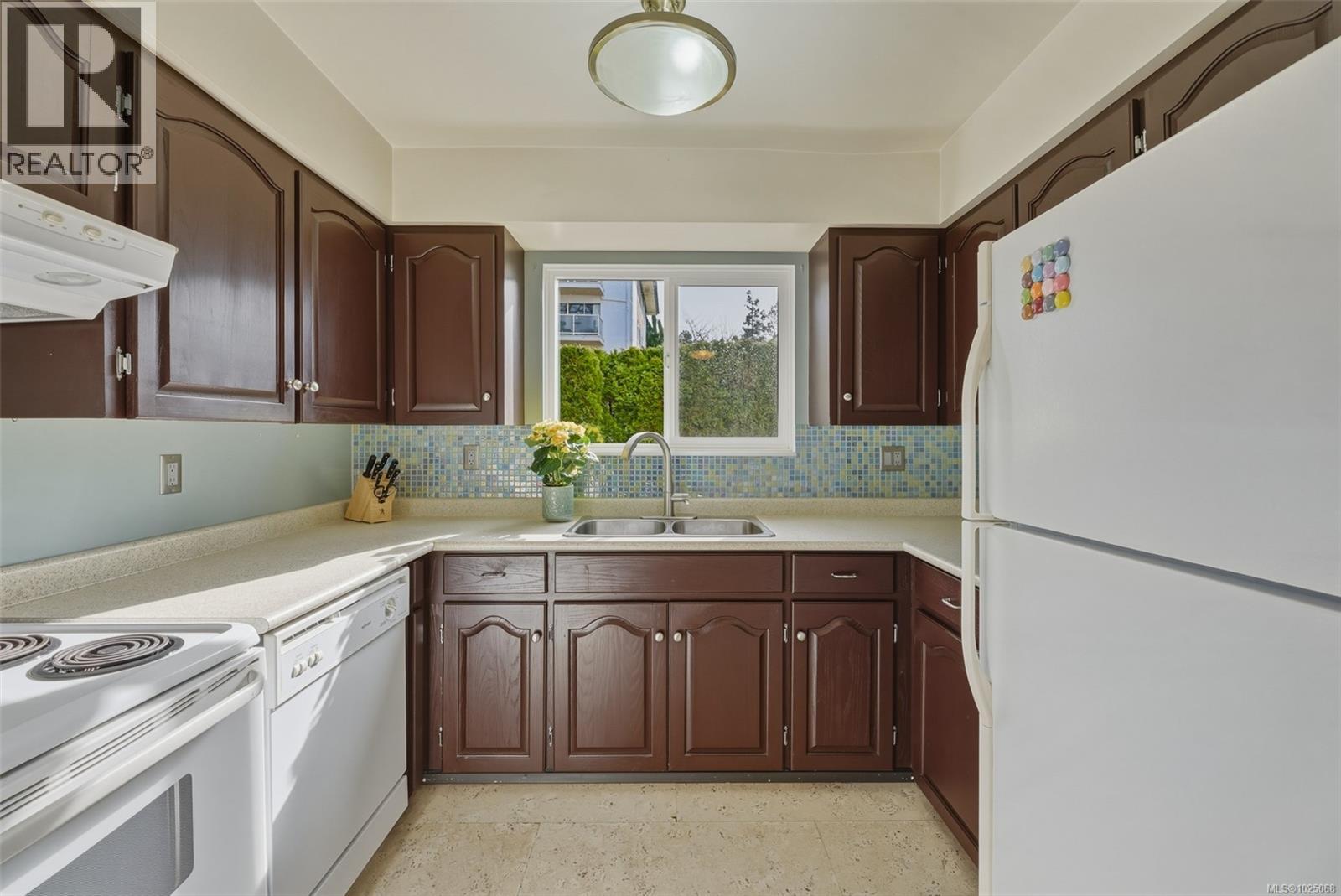 104 1166 Rockland Ave, Victoria