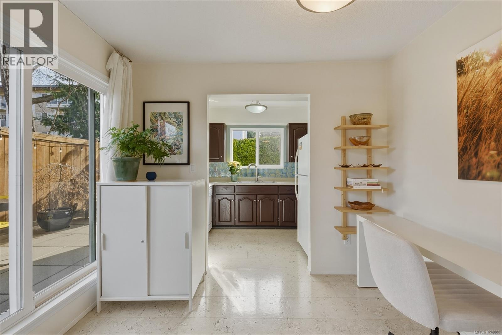 104 1166 Rockland Ave, Victoria