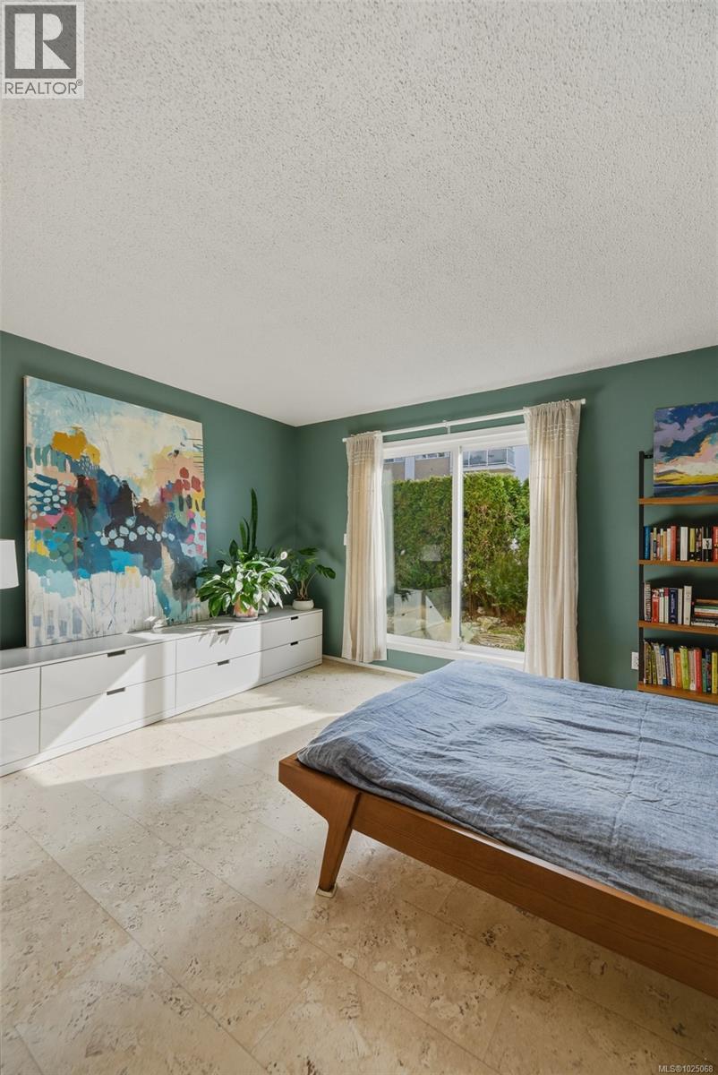 104 1166 Rockland Ave, Victoria