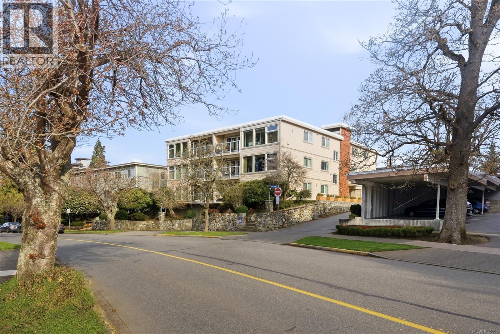 104 1166 Rockland Ave, Victoria