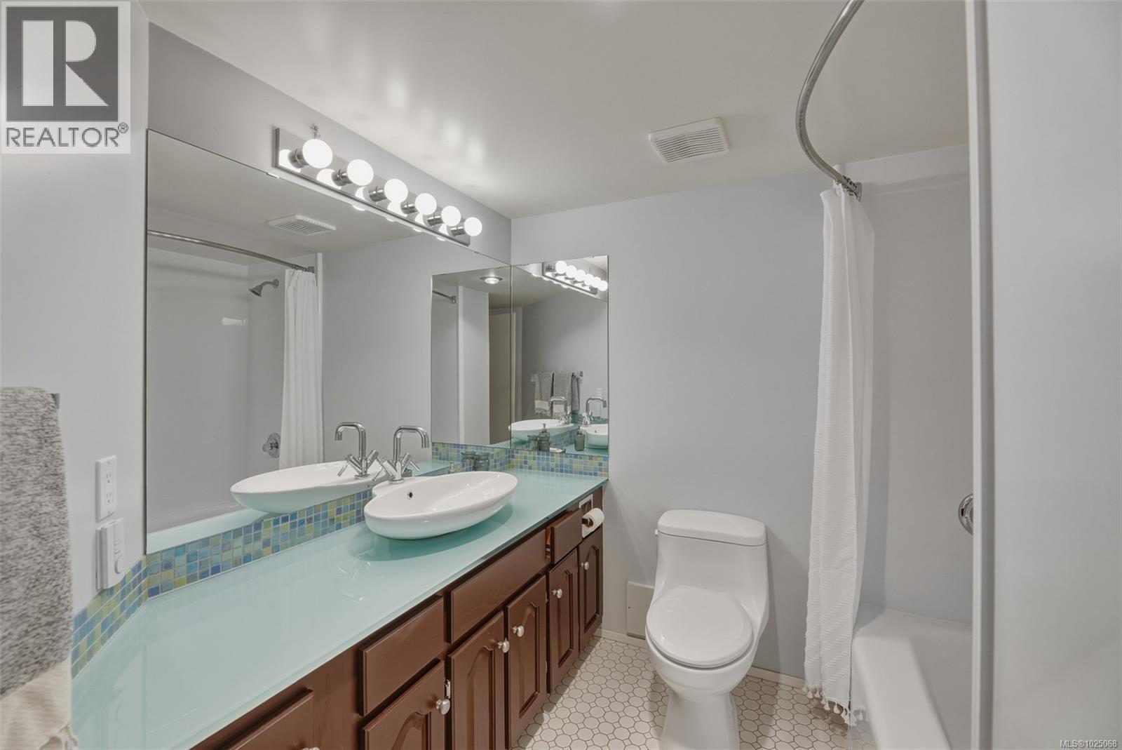 #104 1166 Rockland Ave - 18