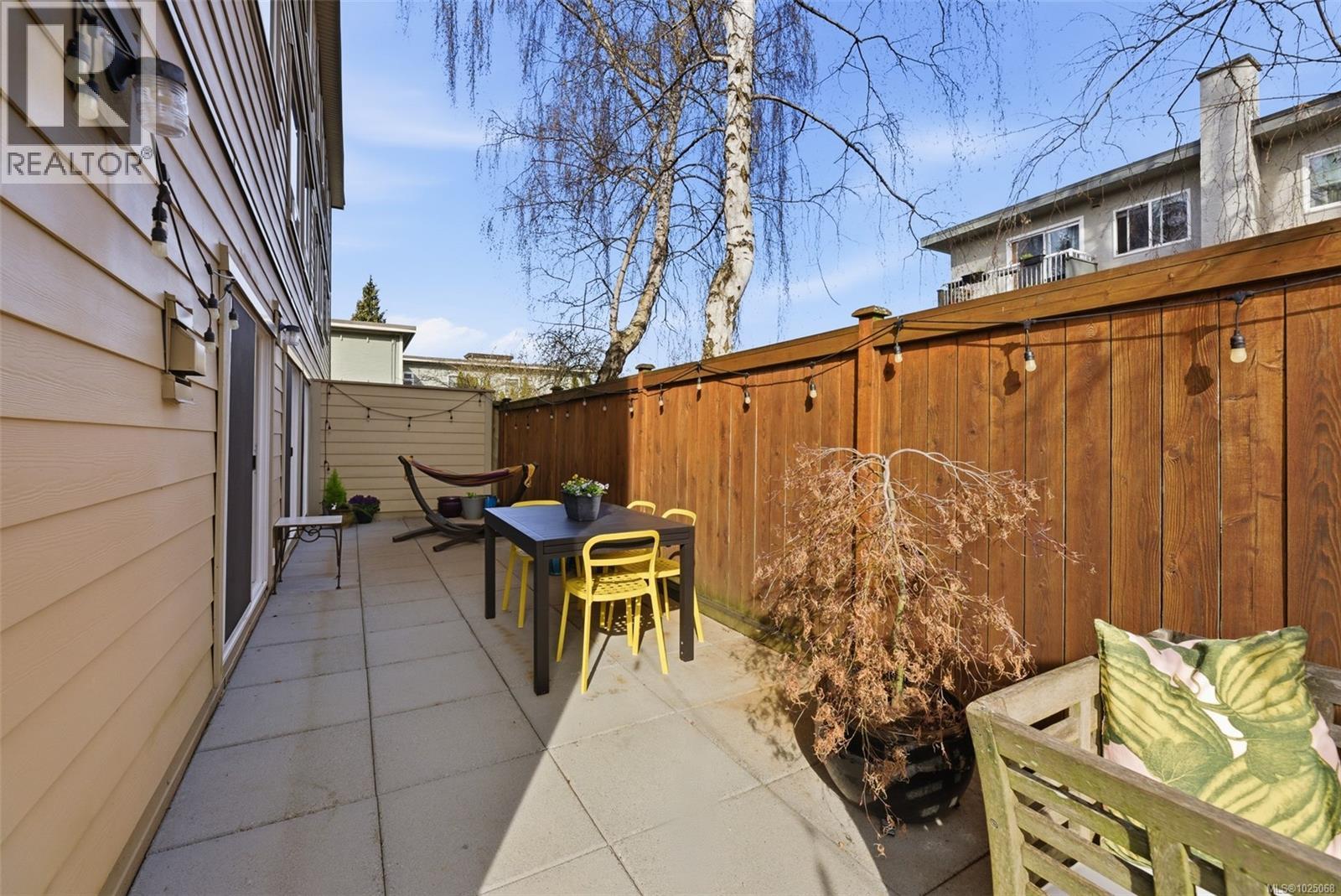 104 1166 Rockland Ave, Victoria