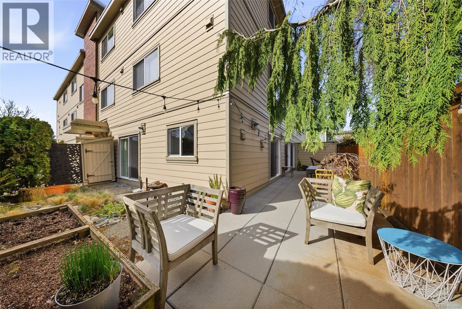 104 1166 Rockland Ave, Victoria