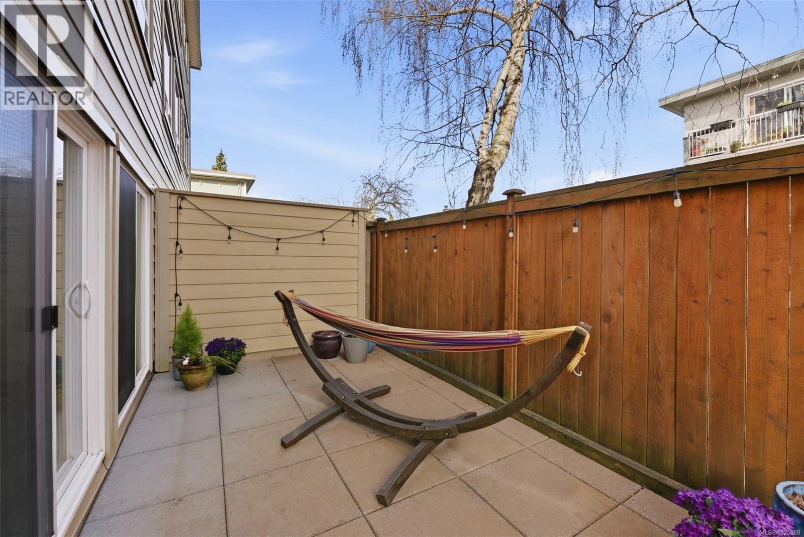 104 1166 Rockland Ave, Victoria