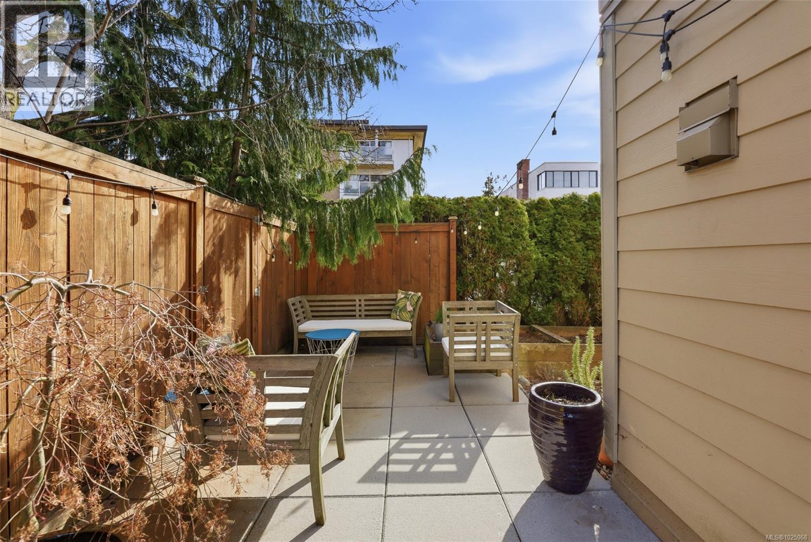 104 1166 Rockland Ave, Victoria