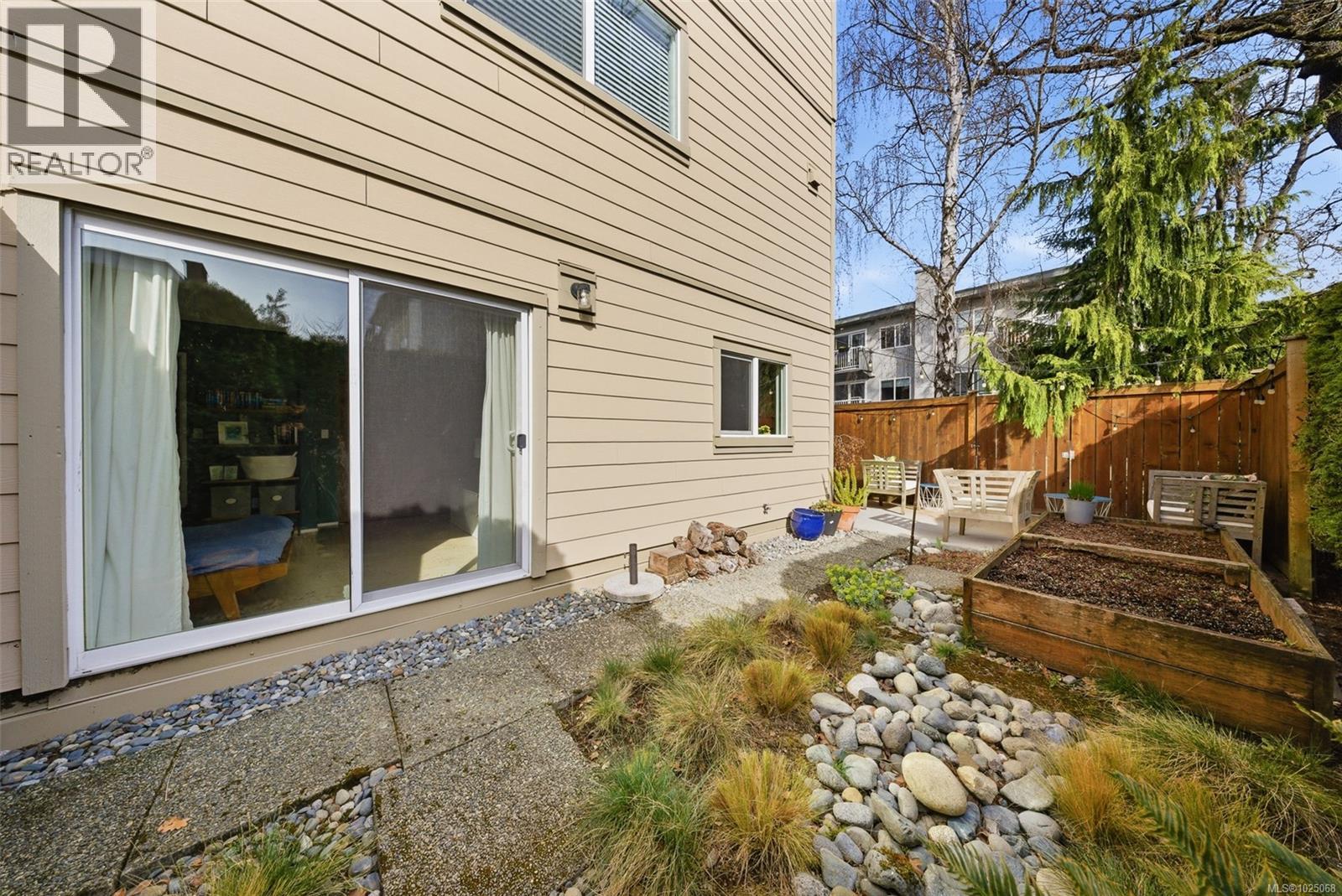 104 1166 Rockland Ave, Victoria