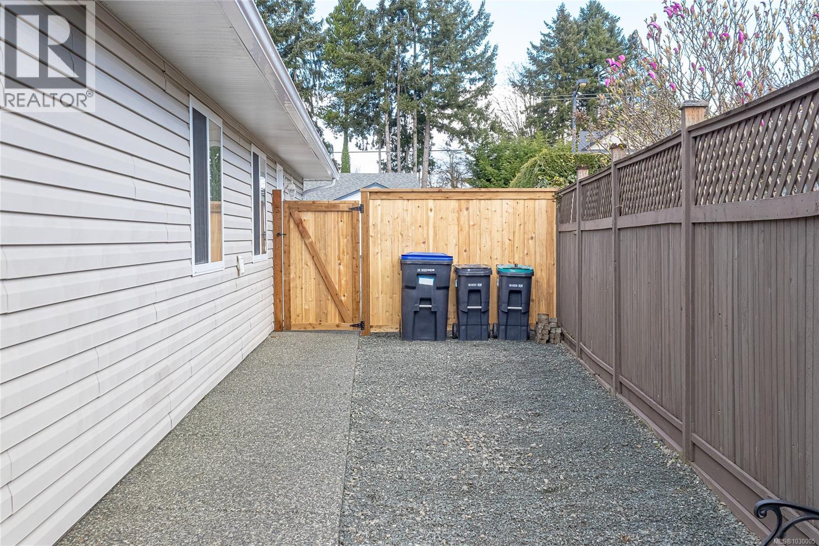 355 CLARKSON PL - 35