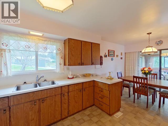 3284 CARIBOO AVE - 16