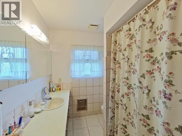 3284 CARIBOO AVE - 22