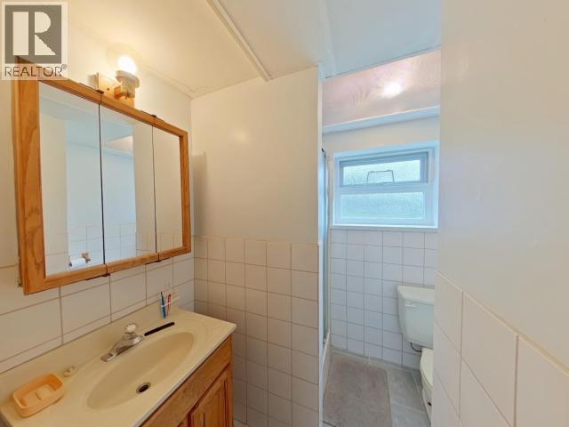 3284 CARIBOO AVE - 32