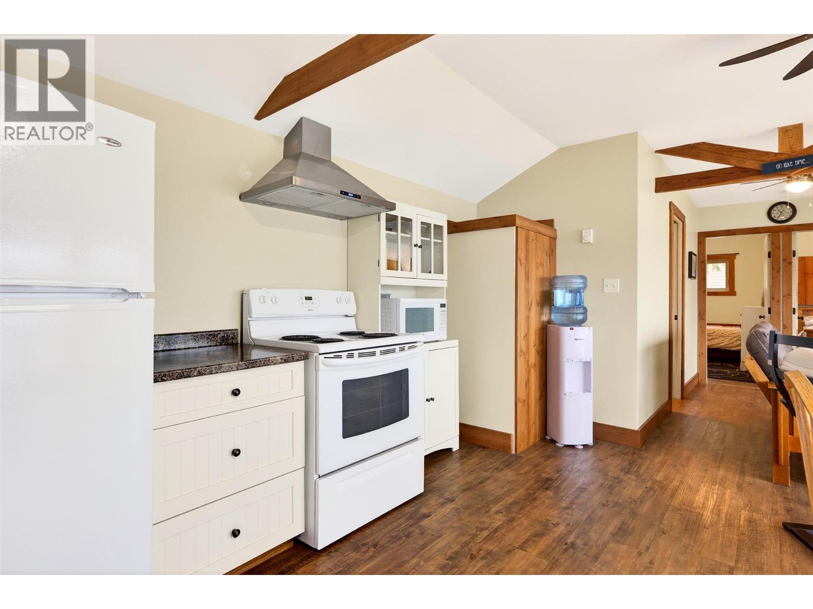 1214 Green Road, Balfour