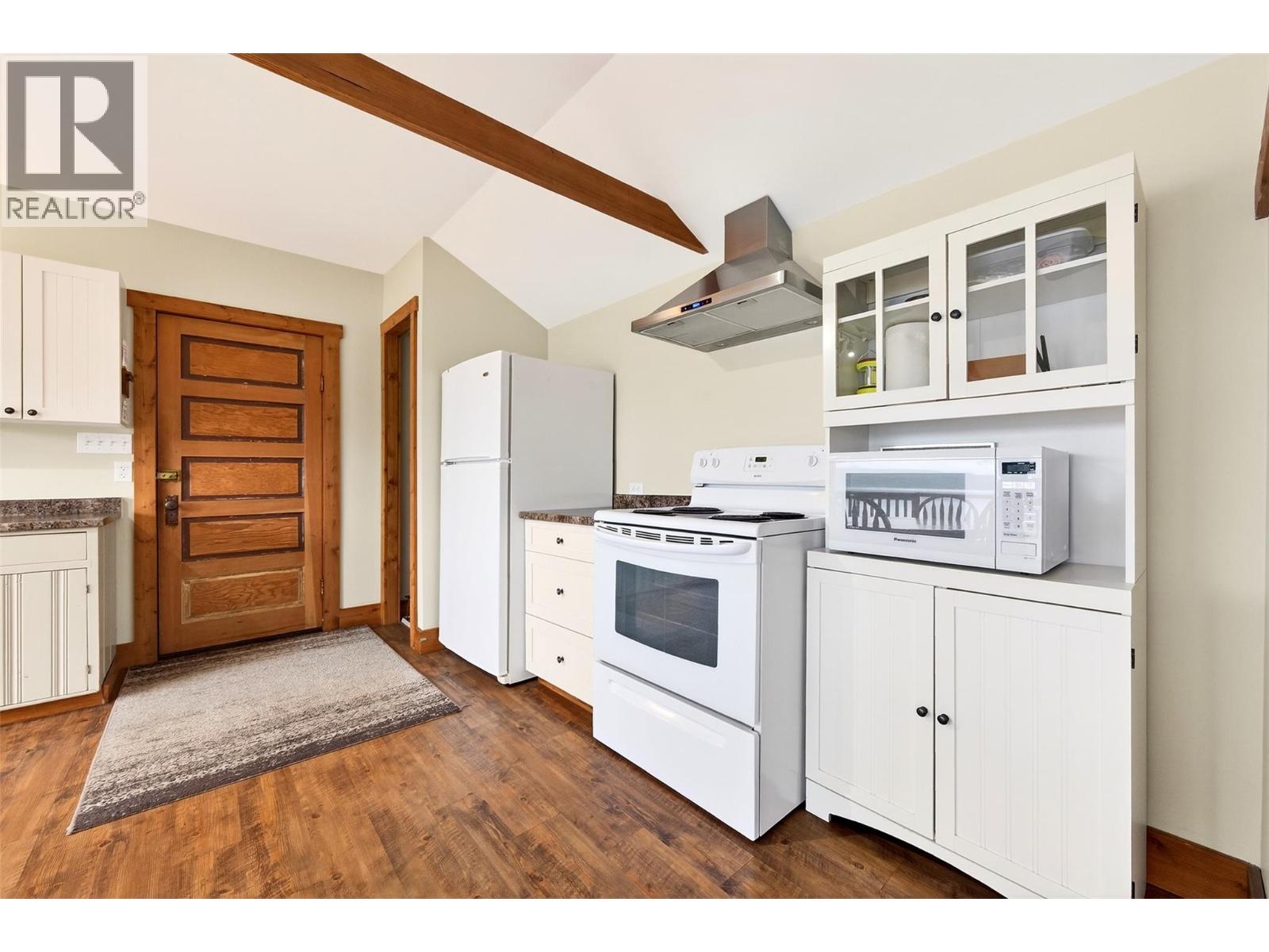 1214 Green Road, Balfour