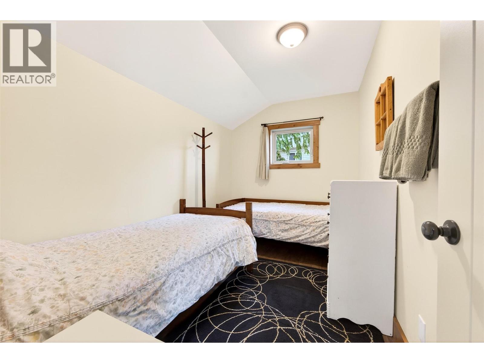 1214 Green Road, Balfour