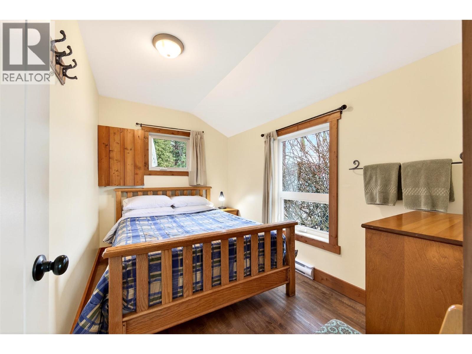 1214 Green Road, Balfour