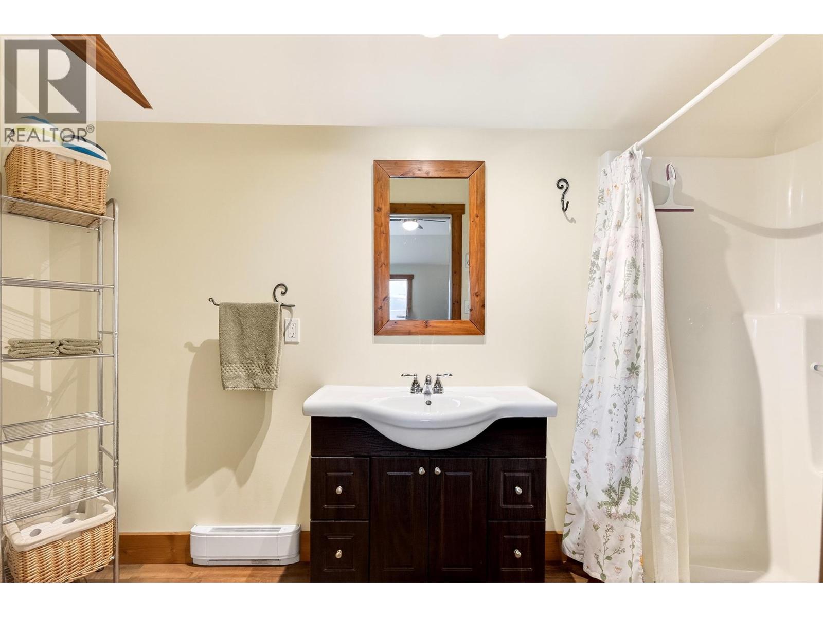 1214 Green Road, Balfour