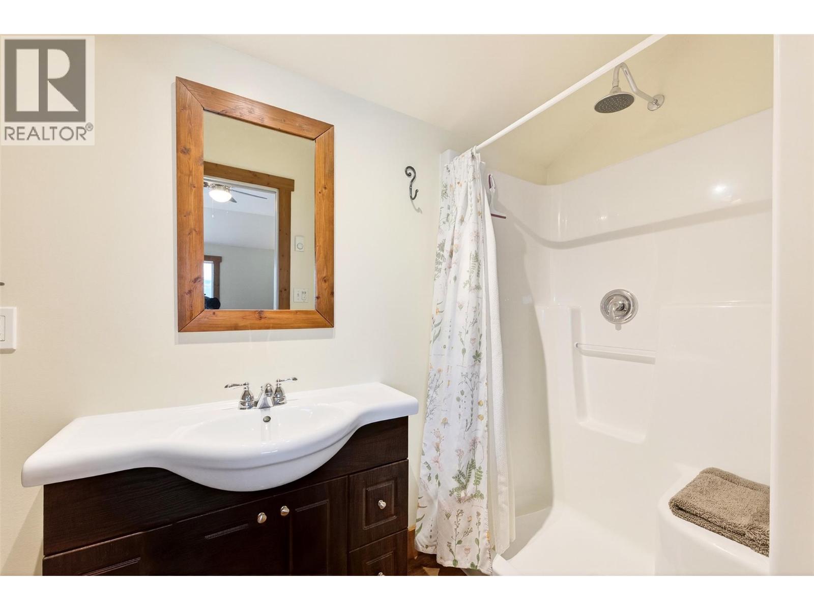 1214 Green Road, Balfour