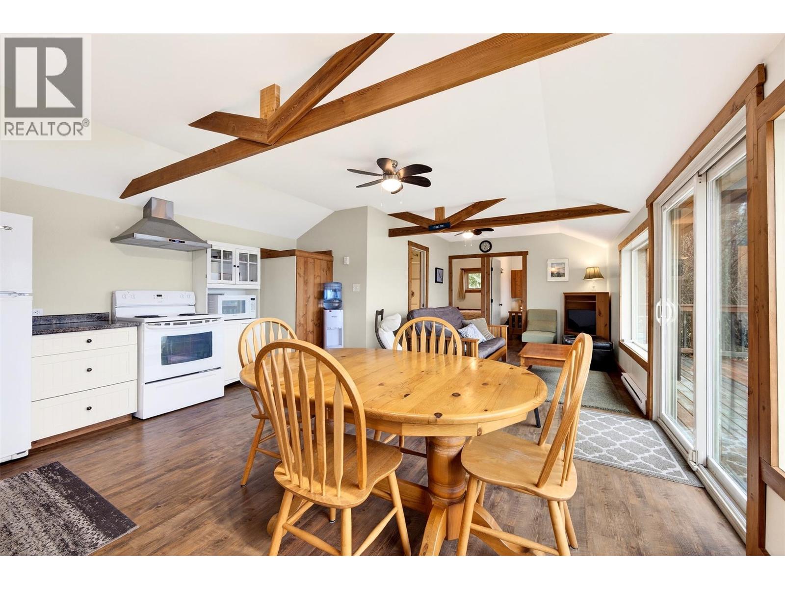 1214 Green Road, Balfour