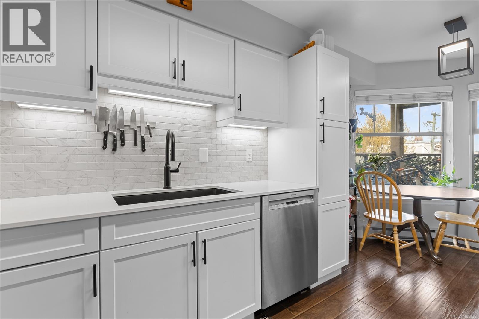 305 935 Johnson Street, Victoria