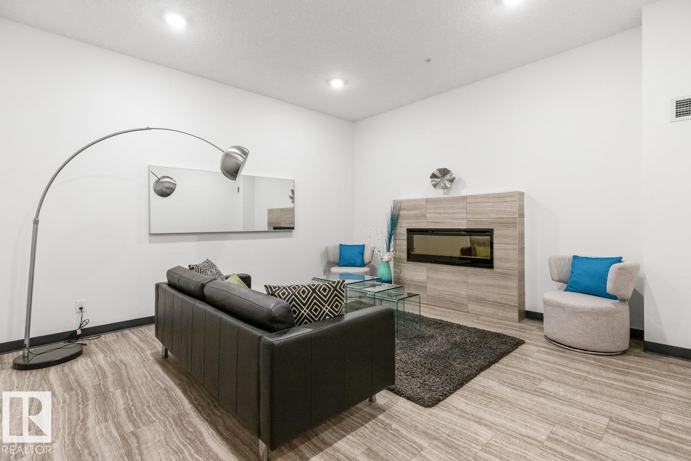 #102 10006 83 AV NW NW, Edmonton