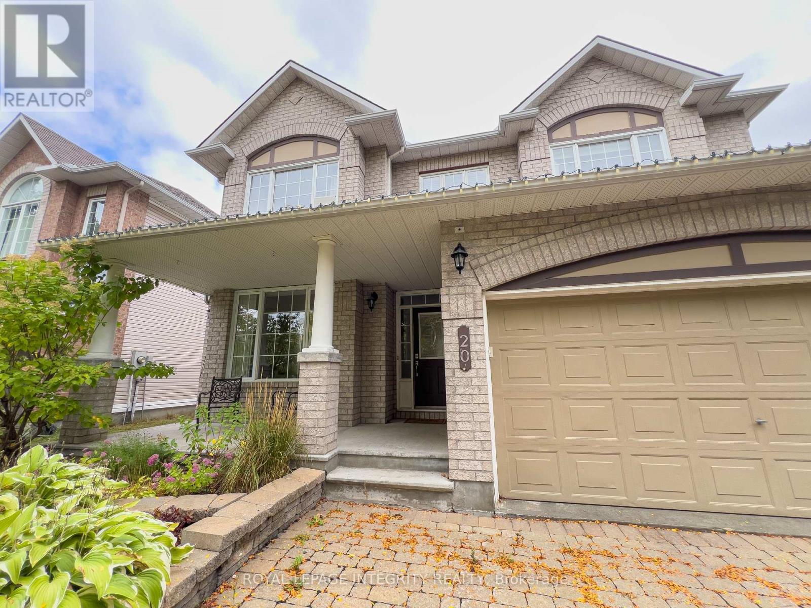 20 Farmfield Cres - Fall season