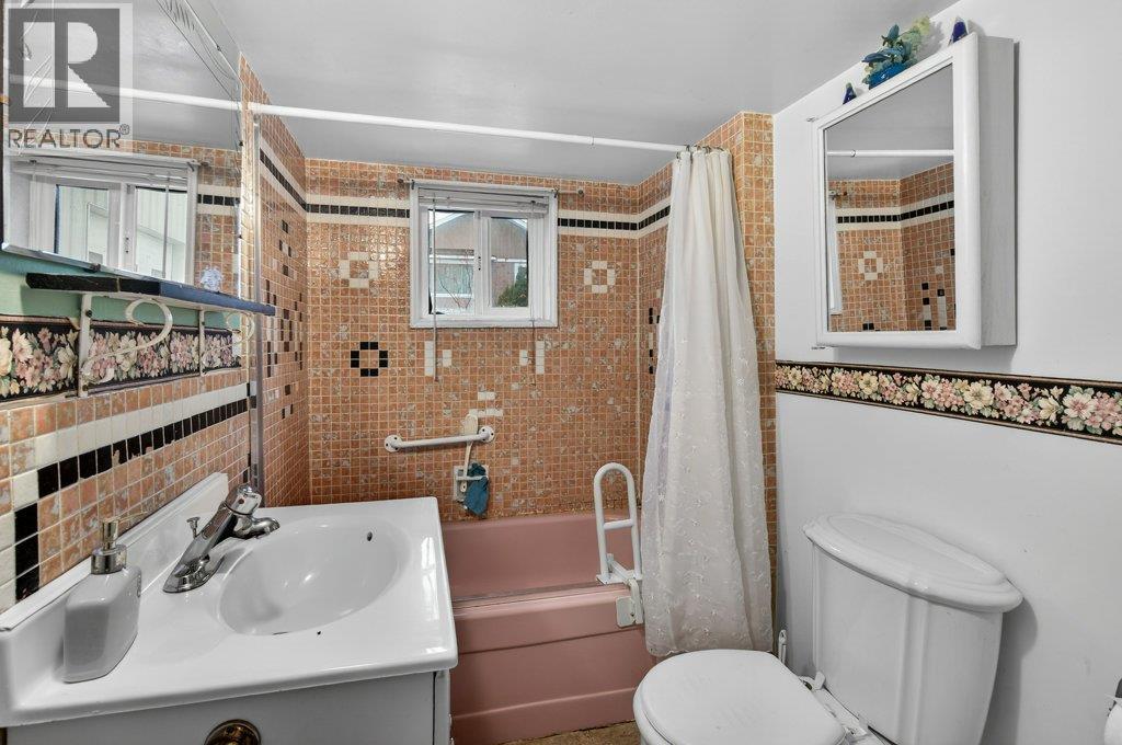 7331 52 Street NE - 32