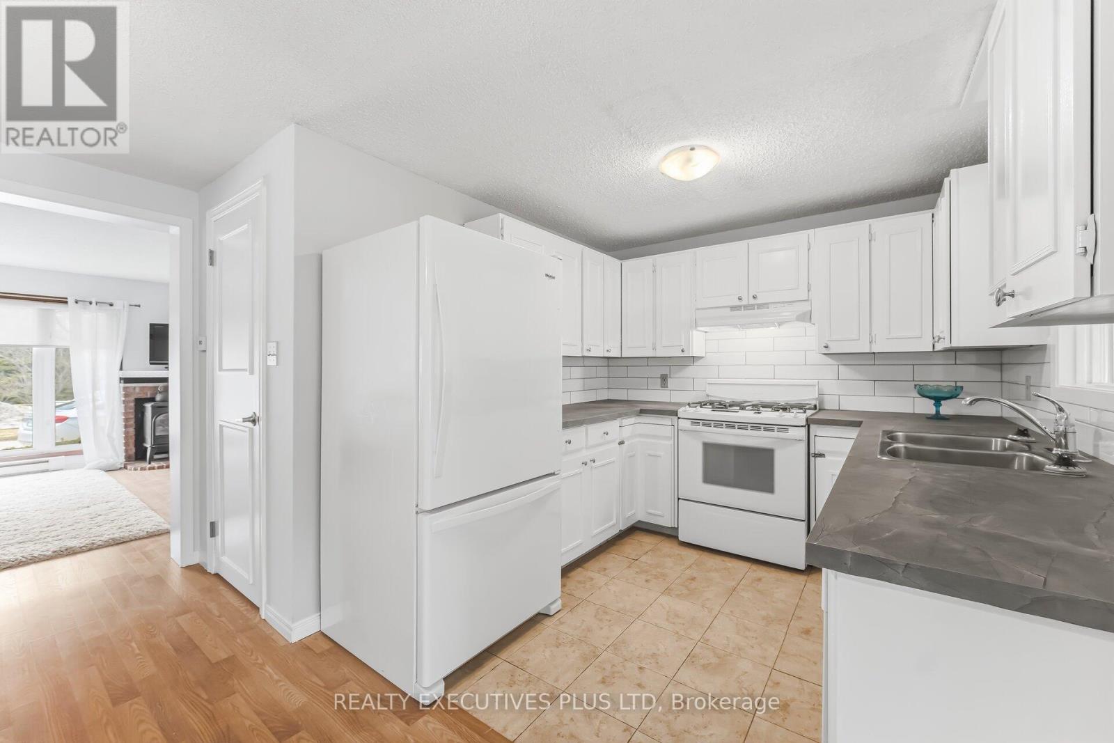 5 PINEVIEW COURT - 14