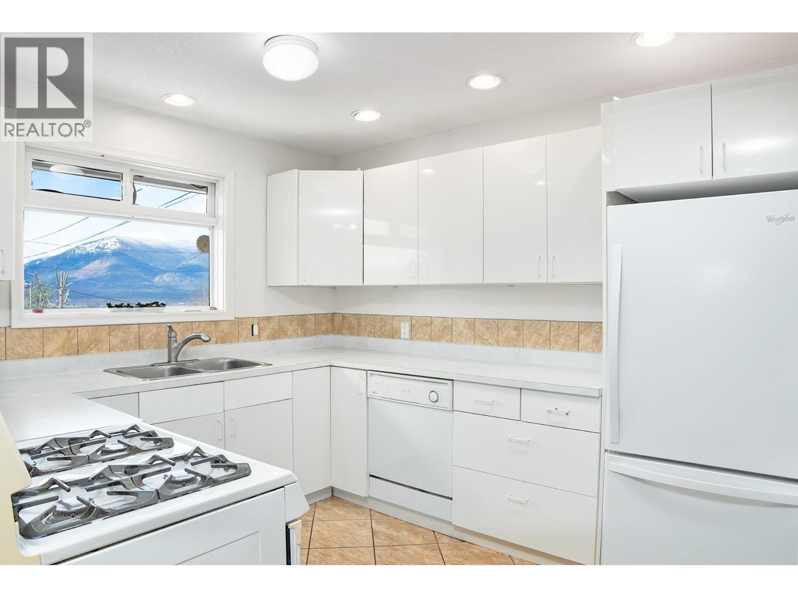 338 VALLEYVIEW Drive, Creston