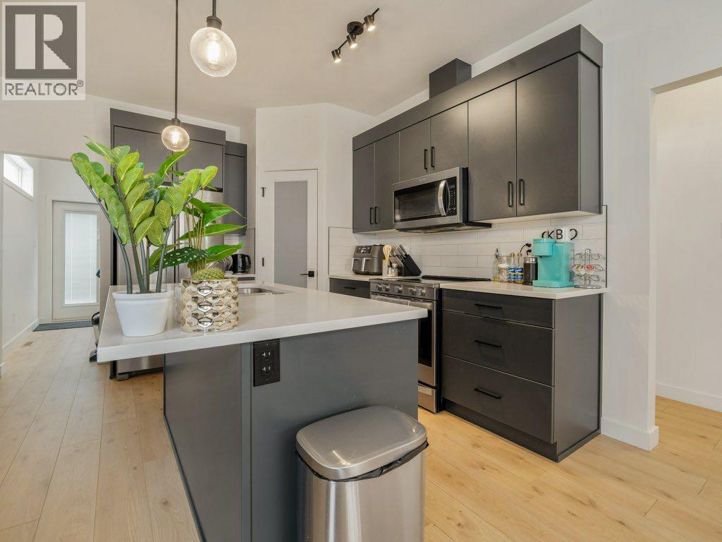 308 UPLANDS BOULEVARD N - 11