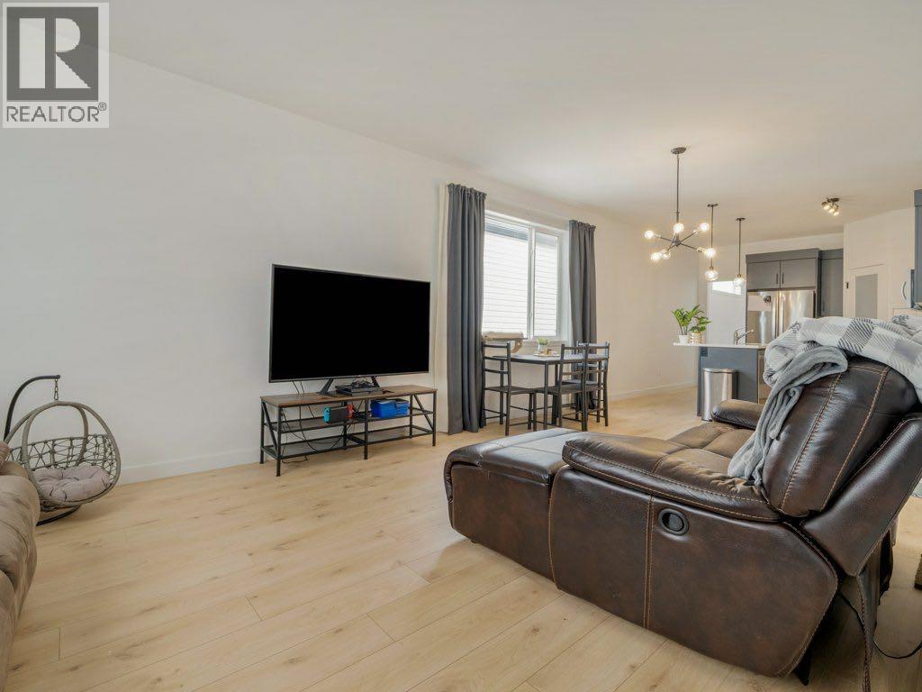 308 UPLANDS BOULEVARD N - 7
