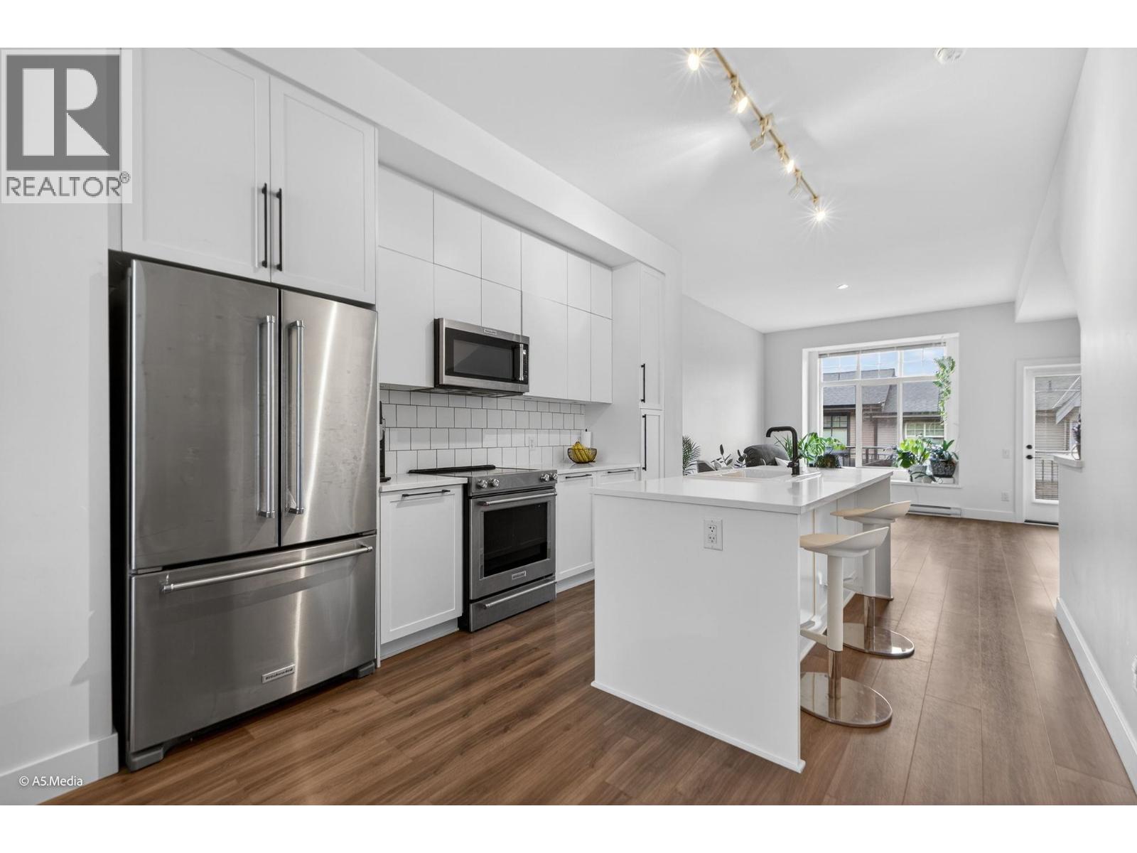 44 3552 VICTORIA Drive - photo 2