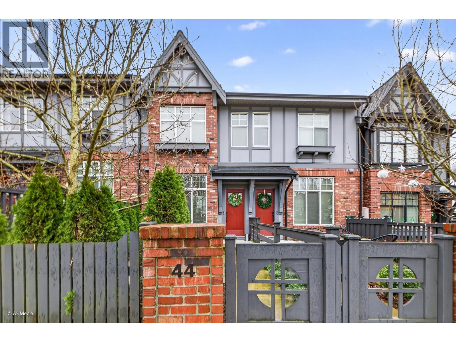 44 3552 VICTORIA Drive - main photo