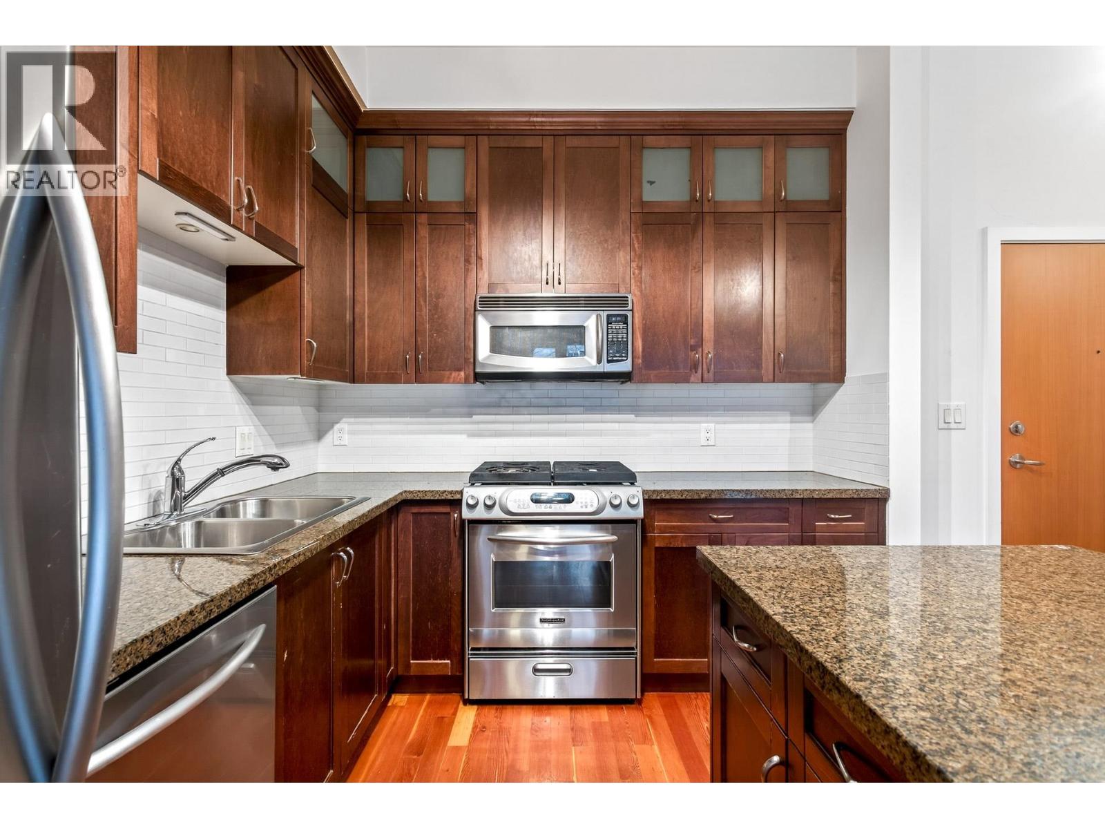 111 250 SALTER STREET, New Westminster