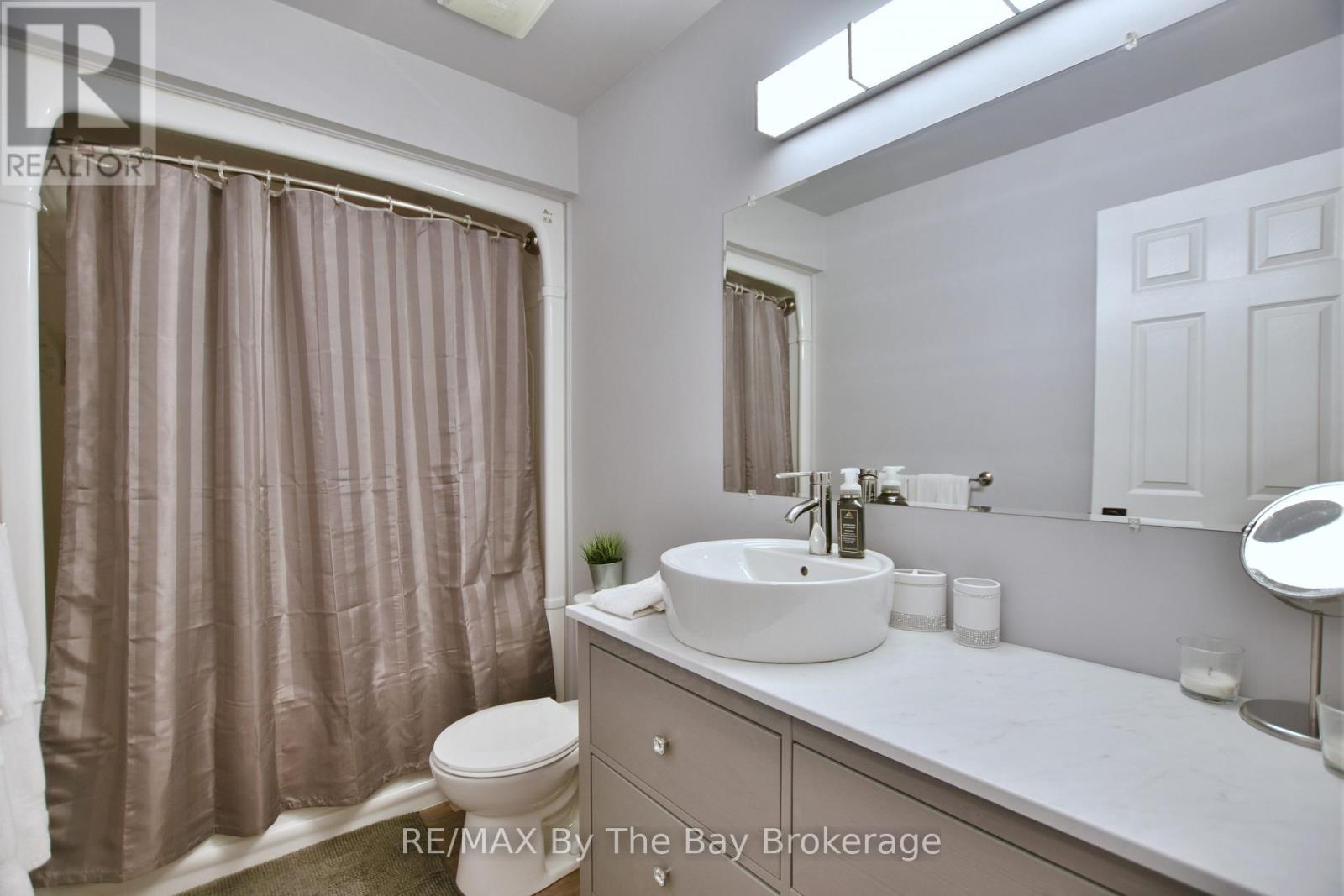 8 PRIDHAM COURT - 31