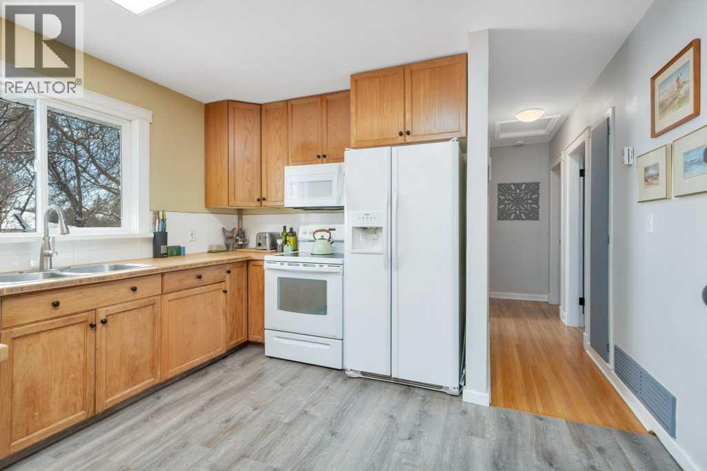 Single Family House Bungalow for Sale in   Avenue Mountview Red Deer 