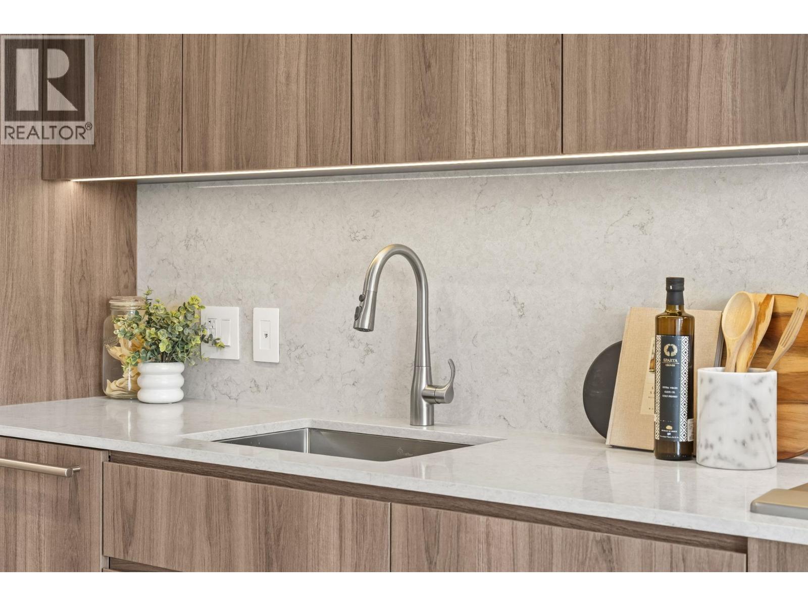 307 5212 CAMBIE STREET