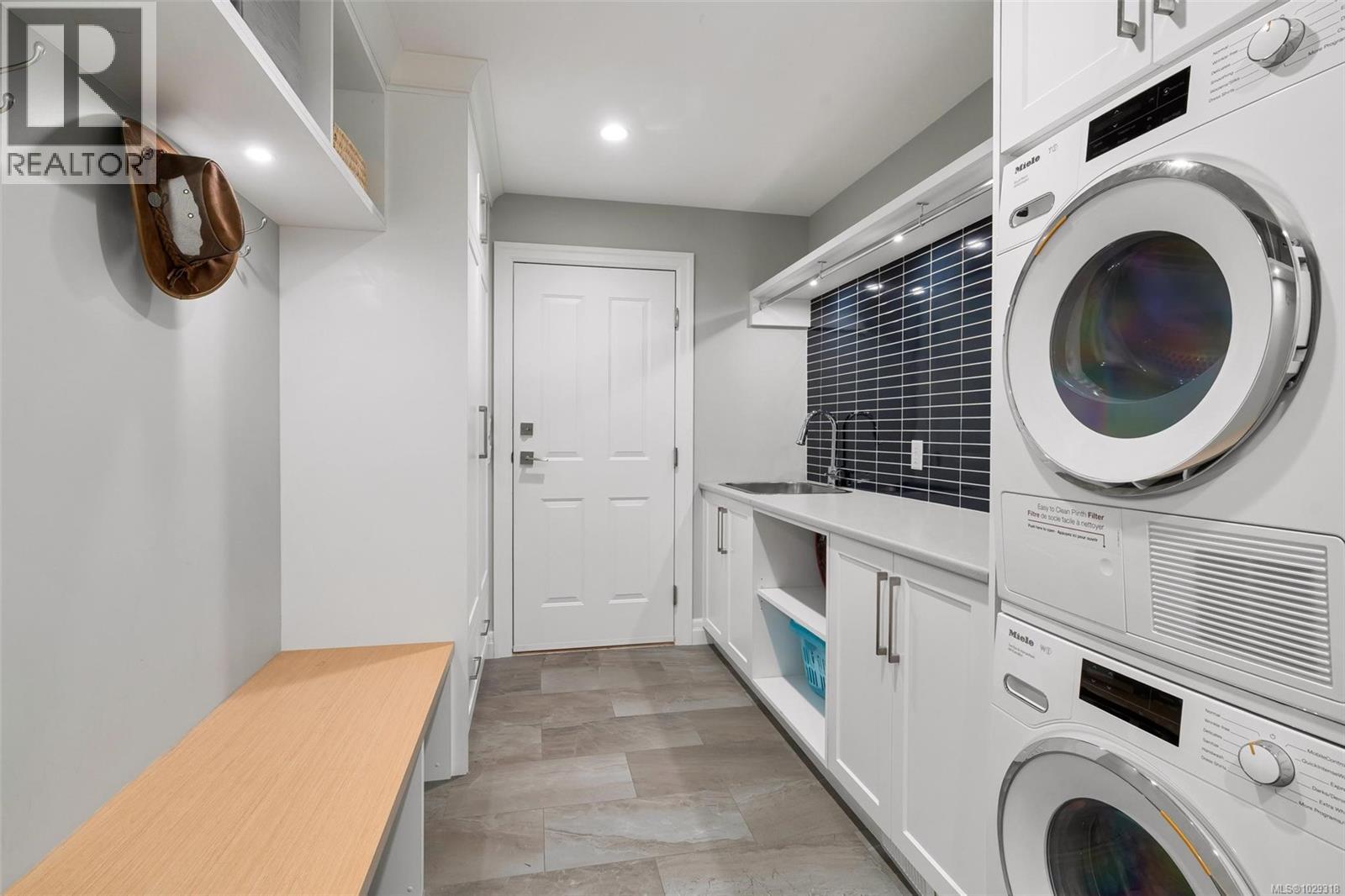  805 Del Monte Lane, Saanich