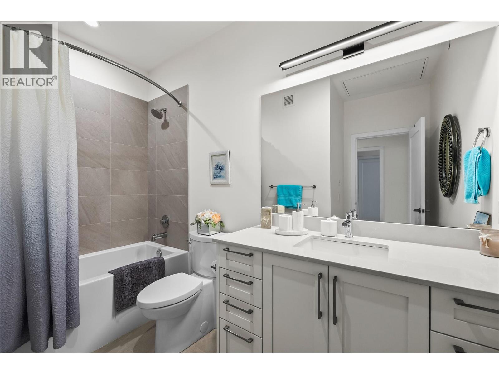 #20 1979 COUNTRY CLUB DRIVE - 26