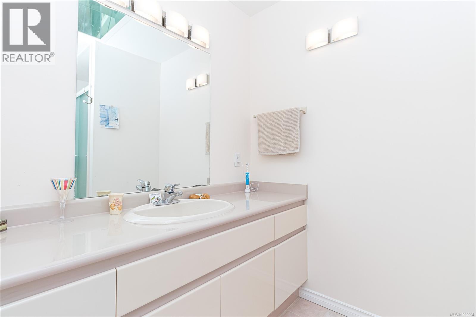 1041 BELMONT AVE - 30